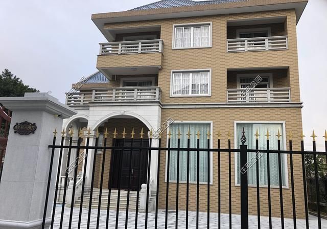 为啥说农村盖房，大门是重中之重？选好大门到底对房子有多重要？