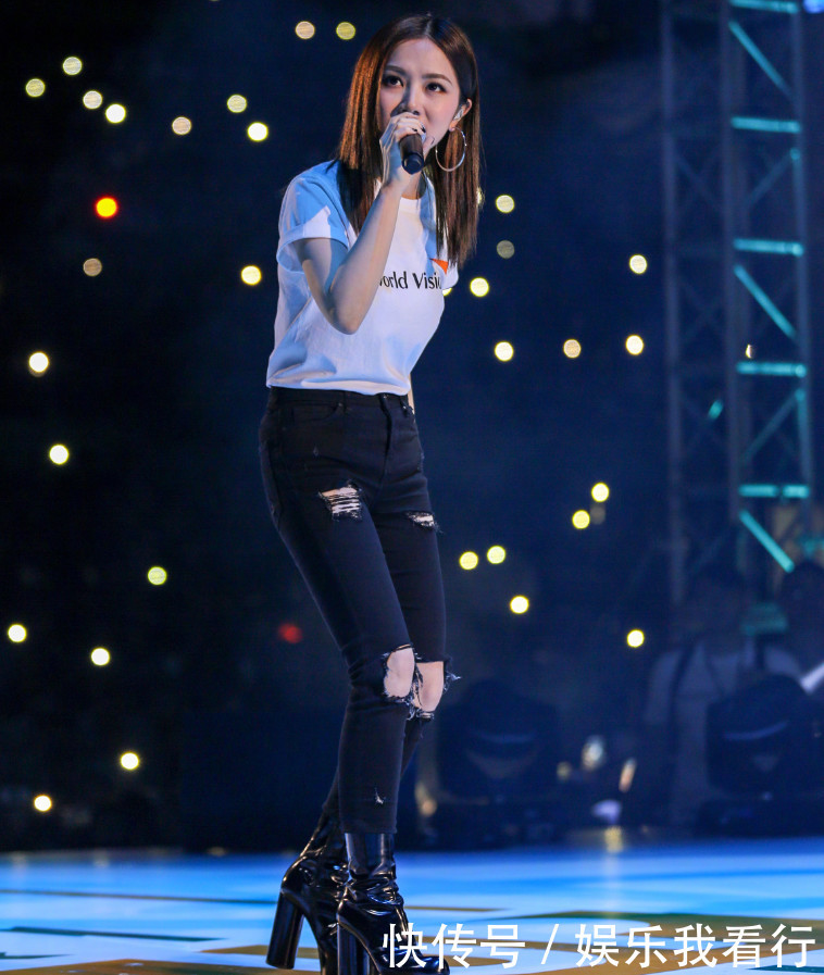 邓紫棋一袭低胸装加身，美得我已路转粉，连身后的大叔都盯着看！