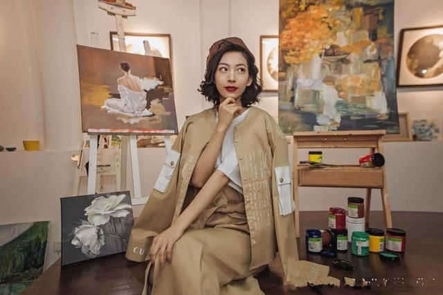 温雅穿吊带蕾丝欲秀身姿，坐下时尴尬了，网友：勒出一圈赘肉！