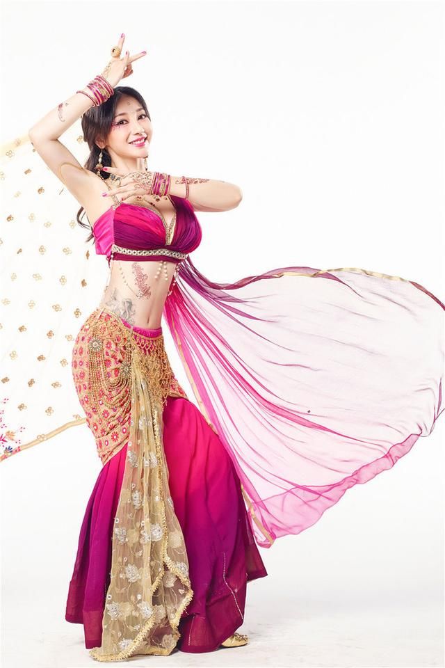 柳岩太有韵味了，桃粉色舞裙美艳动人，这身材让人服气