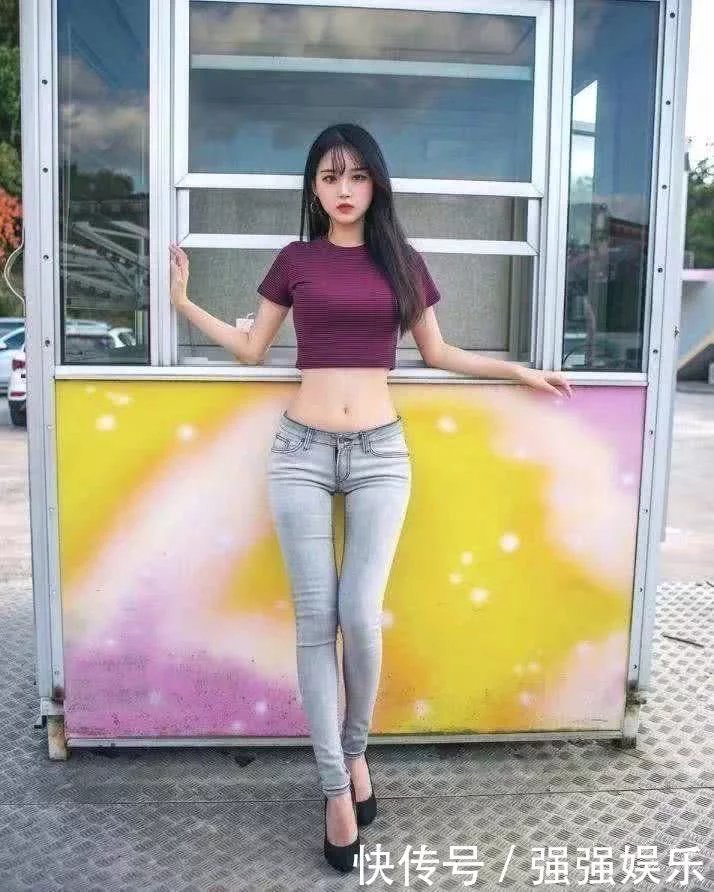 一件牛仔裤把妹子装扮成画中走来的女子，静与动尽能让你折服