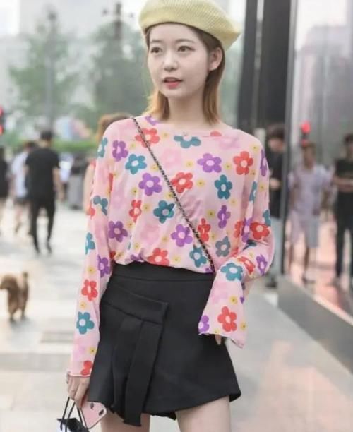  『美女』美女时尚街拍：端丽冠绝的美女，一件粉色连衣裙，时尚魅力女人味