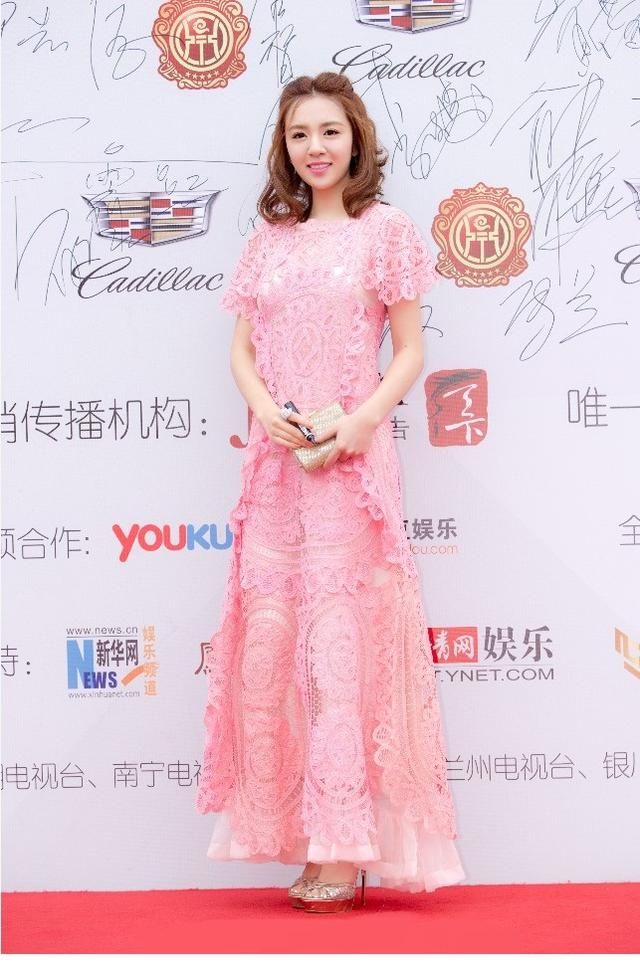 王晓晨惊艳亮相,穿着一袭薄纱粉裙美如公主,被她的颜值圈粉了!