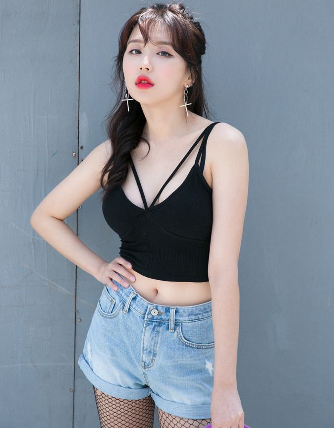 街拍小姐姐清新甜美，穿着紧身牛仔裤性感优雅