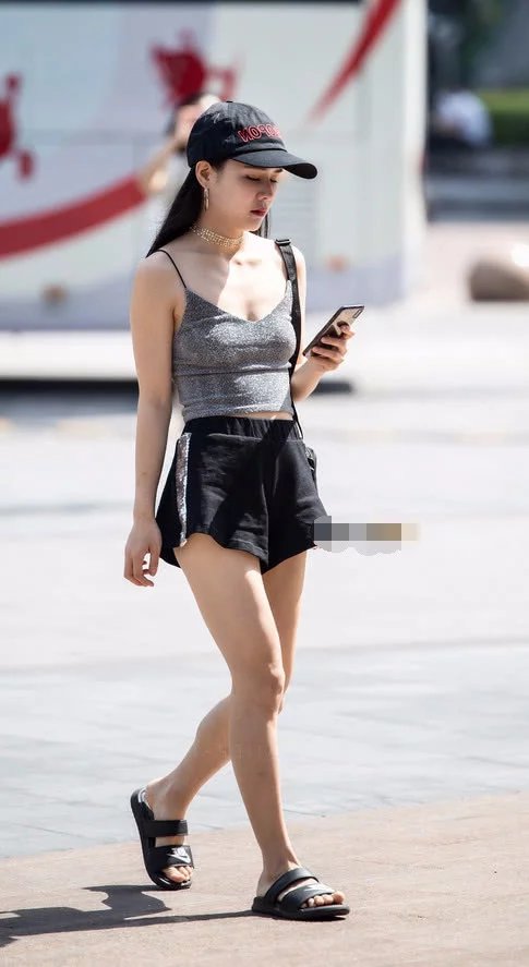 小姐姐穿着宽松的短裤，为什么总感觉少穿点什么