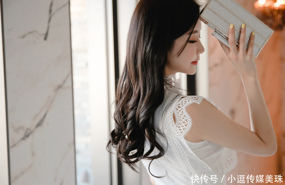  【设计】白色长裙穿搭，袖口轻薄花边的设计，让整个打扮变得更高级