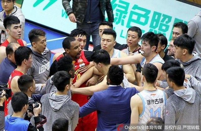 新疆深圳赛后冲突 深圳萨林杰与新疆西热发生