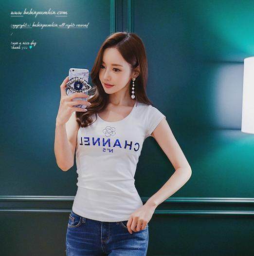 穿搭紧身牛仔裤的小姐姐，凸显紧致身材，带着慵懒的魅力