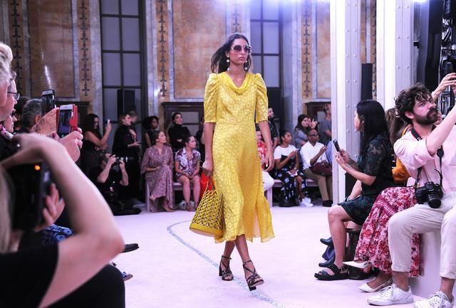 向已故创始人致敬：Kate Spade品牌新任创意总监纽约时装周首秀