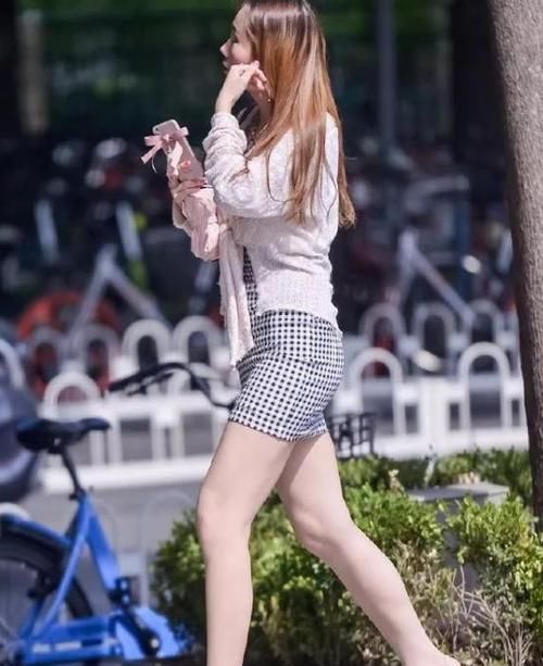  「美女」养眼女神街拍：眉清目秀的美女，一件蓝色背心配蓝色牛仔裤，青春活力十足