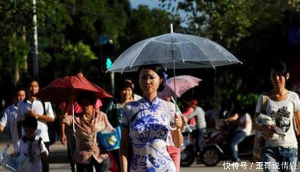 美女在身上画了一件旗袍，化妆师自称很完美，走在街头路人盯着看