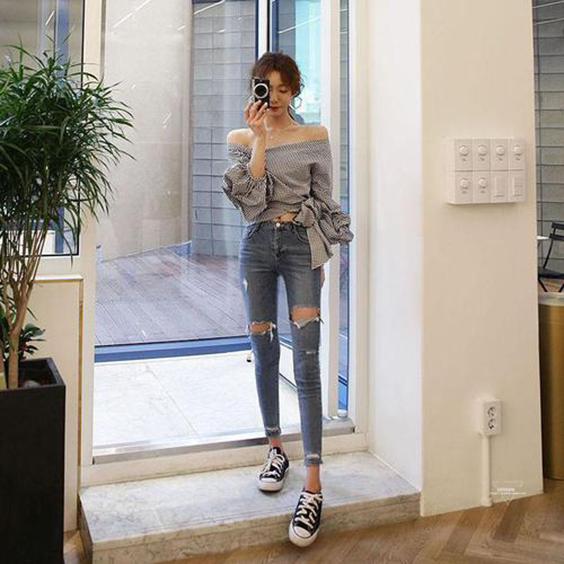 魅力八月:洋气小衫搭牛仔裤更时尚!上身减龄显嫩有气质，特迷人