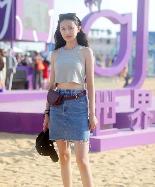 街拍：苗条白皙潮流的小姐姐，让人怦然心动的穿着！