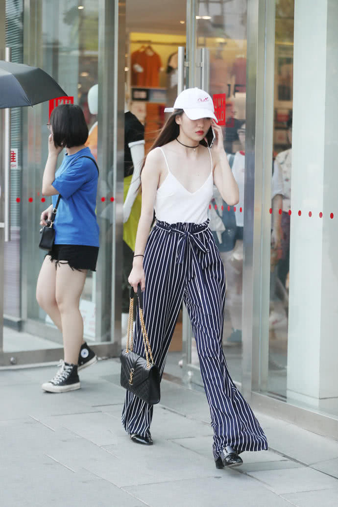 白皙小姐姐深v吊带阔腿裤，秀出丰腴事业线，曼妙身姿十分吸睛