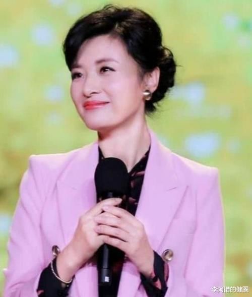  『主持』34岁离婚36岁嫁入豪门，央视第一美女51岁高调复出，依旧美得发光