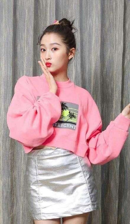 关晓彤，吃麻辣烫，是不是又瘦又漂亮?网友:瘦回来就不用像蒋欣