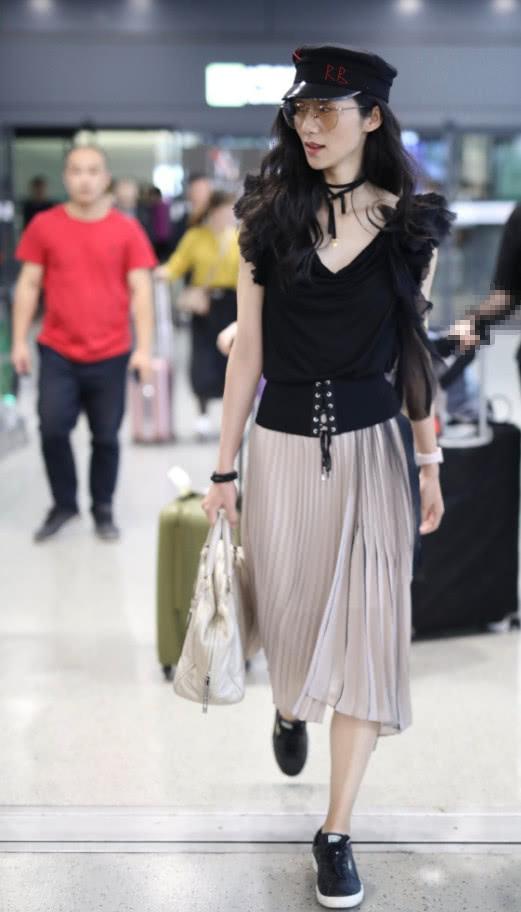 真是佩服韩雪!土掉渣的百褶裙竟穿得如此魅力,这气质无人能及!