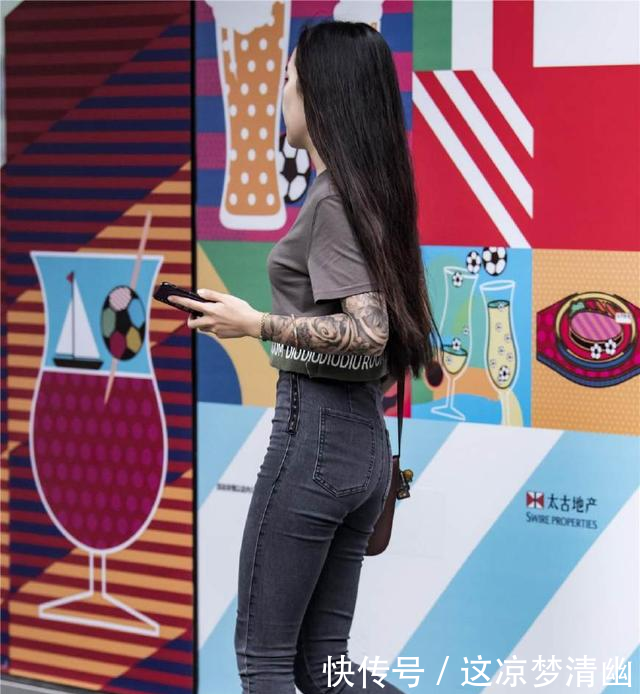 街拍短衫、低腰紧身裤的穿搭，尽显长腿小蛮腰