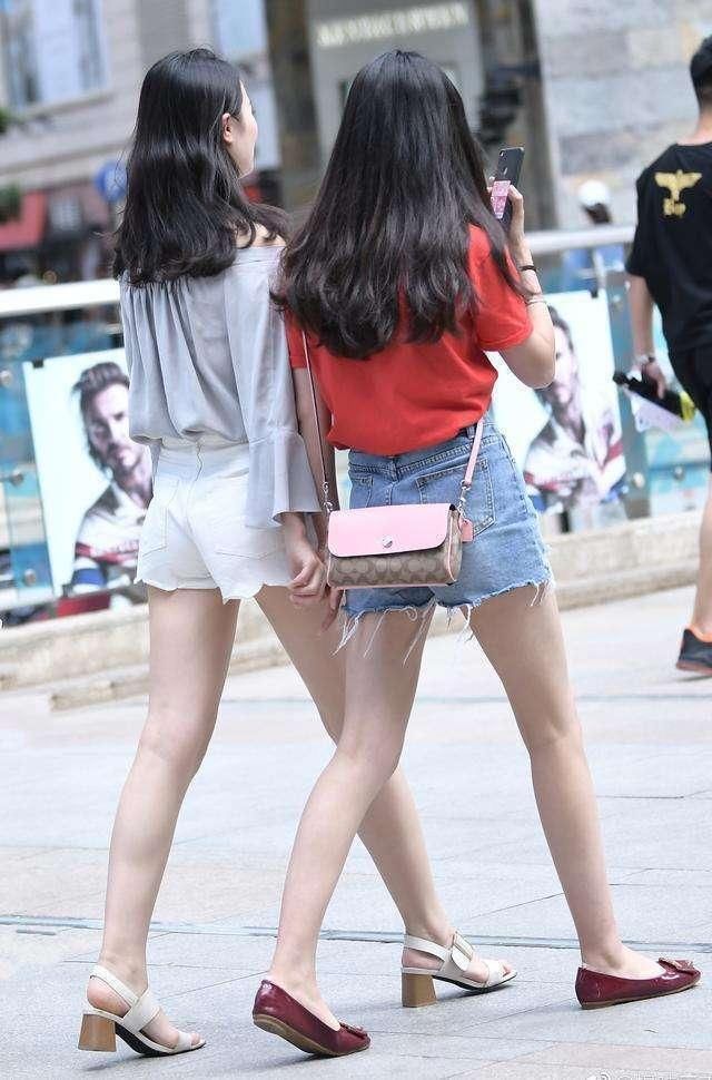 街拍美女:小姐姐的侧颜真的好好看耶!清纯又性感你们说是不是呀