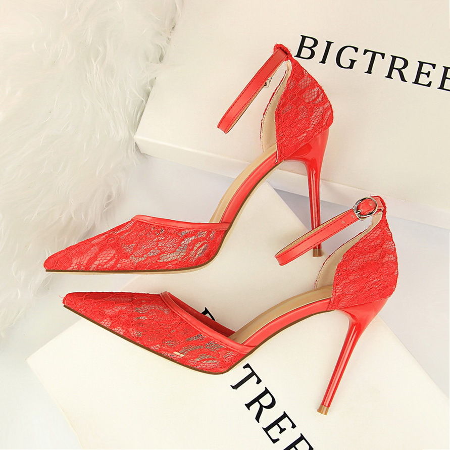 穿这样的高跟凉鞋,女人味十足,特别能把你的性感展现出来