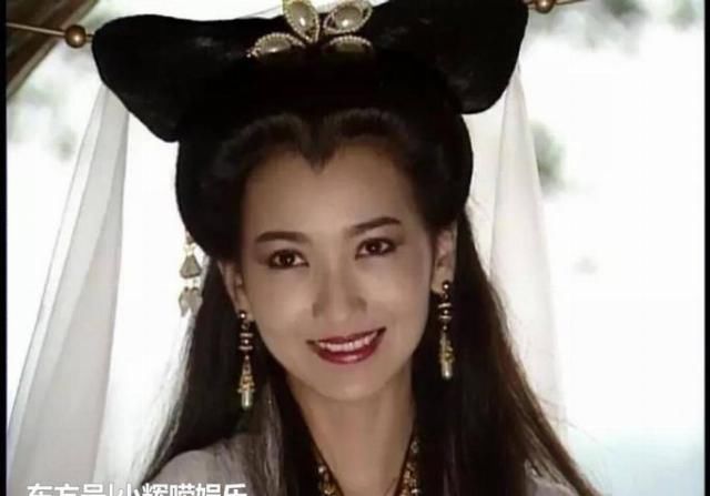  「气质」赵雅芝针织衫配过膝靴，时髦感不输杨幂，谁能想到她已经65岁了