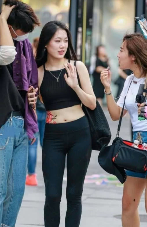 被直播MM捕捉到的小姐姐，吊带背心秀出小蛮腰，那一抹纹身很有故