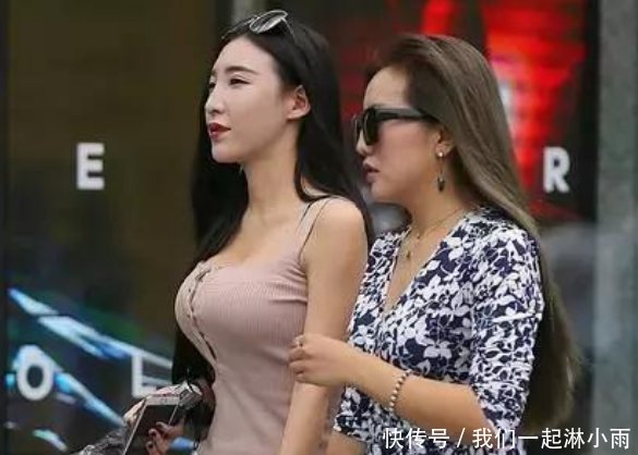 街拍：秀气白皙文静的小姐姐，身材凹凸看着年轻不知道多大！