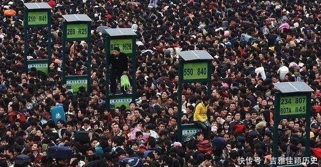 十多年前春运，雪灾致几十万旅客滞留车站，高速堵车超10公里！