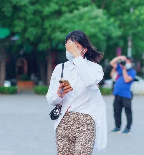  衬衫下摆的左侧塞进@街拍：豹纹骑行裤搭配白衬衫，美女懂时尚会穿搭，优雅性感就属她