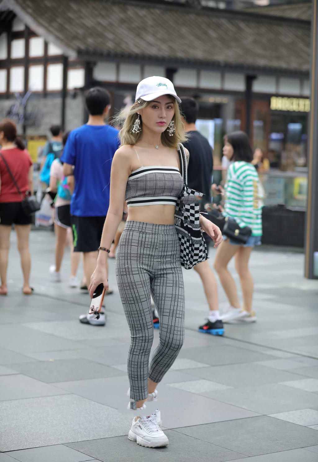 轻熟小姐姐裹胸装勾勒出傲人上围，曼妙姿态很是吸睛