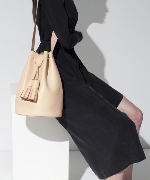 那些靠质感和极简征服时尚圈的水桶包们,辣妈超模都爱得不行!