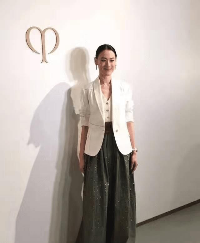 #装配#31岁梁洛施单身后更有气质,白色西装配墨绿色半裙,美得高级精致