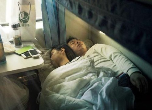 火车卧铺，很多人习惯“头朝窗”，为什么乘务员做错了？