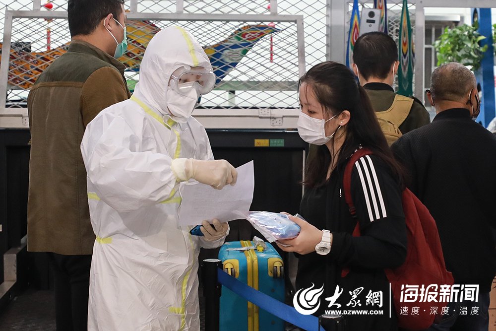  「乌鲁木齐机场」直击山东省乌鲁木齐机场口岸工作专班：为入境来鲁人员解读政策 送“爱心防疫包”