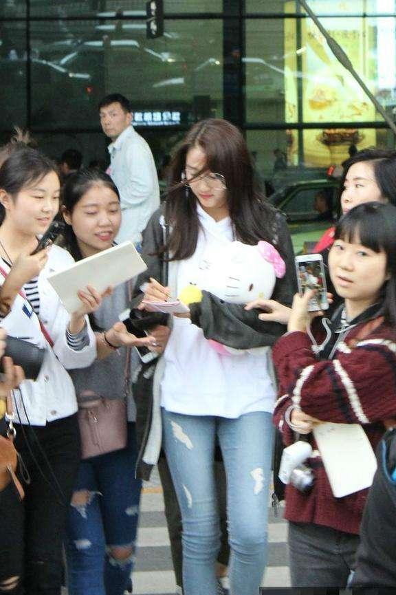 关晓彤胖出新高度！20岁的年龄32的脸，网友：她的花期也太短了吧