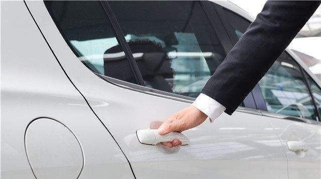  【领导】跟领导一起出差，应该谁坐副驾驶？不搞清楚很容易“丢