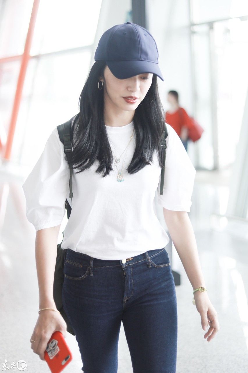 姚晨戴棒球帽穿白色T恤搭配深蓝色牛仔裤现身机场皮肤白皙