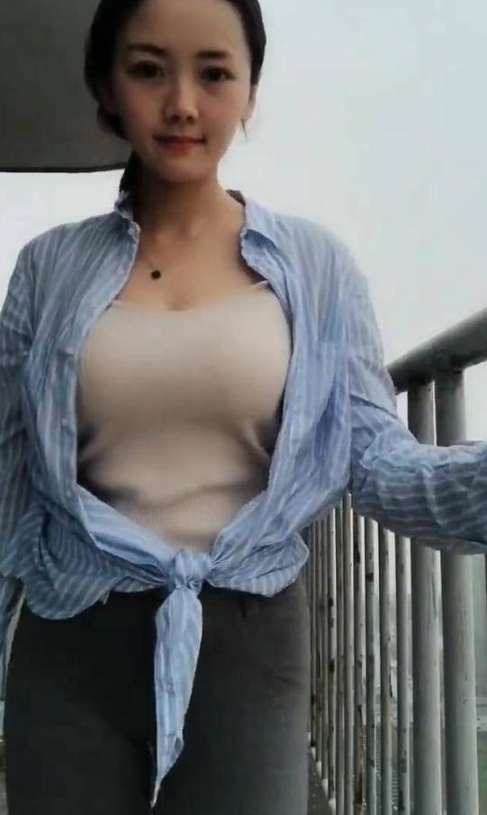 街拍：小姐姐秋裤外穿不输瑜伽裤，给人一种大方清爽的美