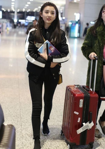 宋祖儿放大招，这么紧的裤子硬是穿了进去，网友：委屈你这腿了