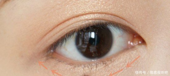 女子自卑不敢卸妆，朋友都疏远她，卸妆后男生却排队跪求交往！