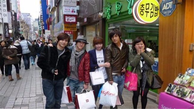 泰国和韩国都不去了，中国游客又扑向了这里，当地人：送钱来了