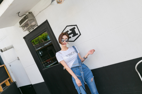 女神孙允珠，纪梵希荧粉水洗磨牛仔背带裤