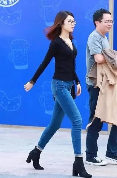 戴眼镜的知性小姐姐，黑色深V领t恤搭配牛仔紧身裤秒变时尚辣妹