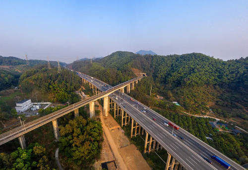  中国：国内高铁建设如火如荼，春运紧锣密鼓压力山大，为什么不