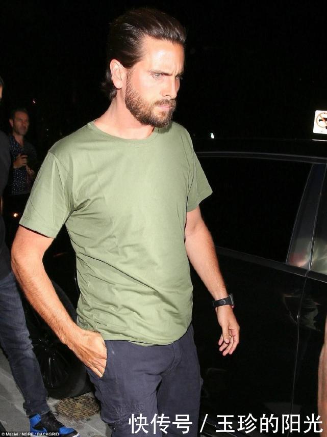 39岁卡戴珊大姐穿紫色吊带太闪耀，与25岁小男友分手越发年轻