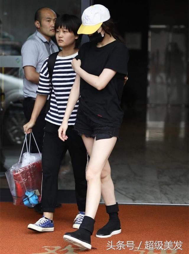 迪丽热巴的腿那么细，穿牛仔裤还那么紧，网友：快撑破了！