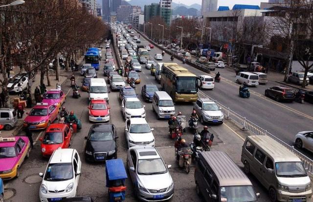 为什么都说买车不买白色?交警说漏嘴，这样买不会错，后悔才知道