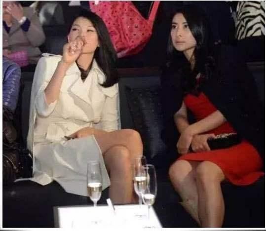 24岁章泽天和36岁郭晶晶同穿西装，一个豪门贵妇，一个霸道总裁