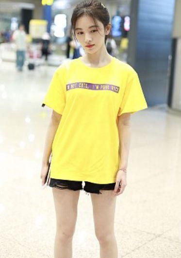 鞠婧祎换发型变邻家妹妹，头上还有小星星，看到她的腿不敢吃饭了