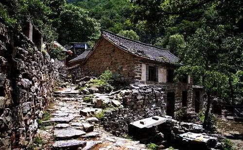 身处悬崖峭壁上的村庄，当地的村民纯手工打造横穿山脉的公路